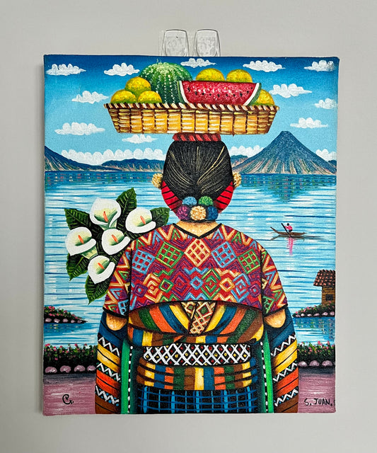 Mujer con vistas al lago de Atitlán
